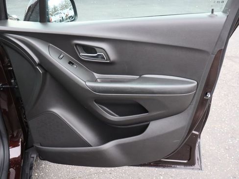 Used 2022 Chevrolet Trax LT w/ LT Convenience Package image 24