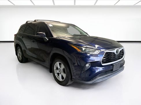 Used 2022 Toyota Highlander LE FWD image 3