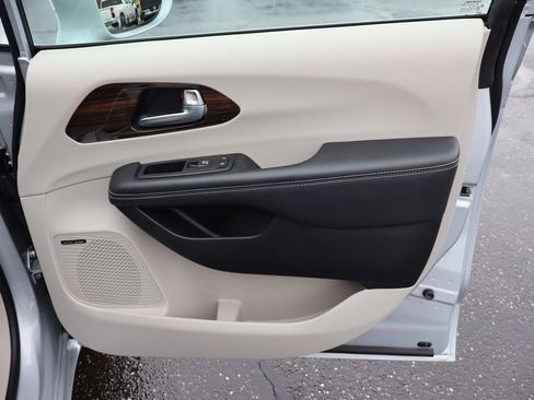 Used 2022 Chrysler Pacifica Limited image 38