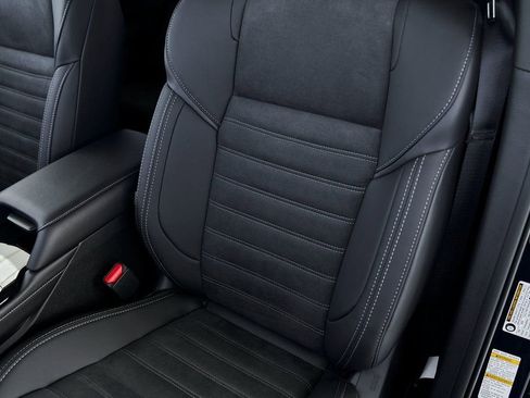 Used 2025 Mitsubishi Outlander SE image 32