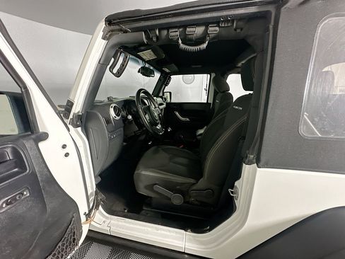 Used 2016 Jeep Wrangler Rubicon w/ Power Convenience Group image 13