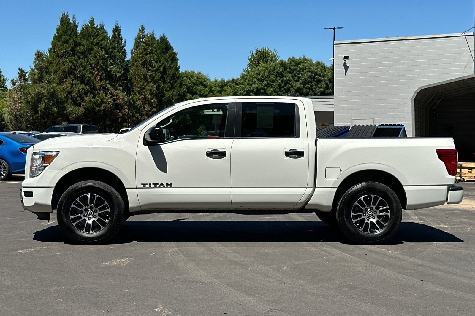 Used 2023 Nissan Titan SV AWD/4WD image 7