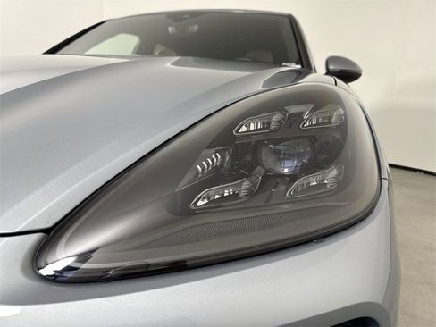 Certified 2023 Porsche Cayenne Platinum Edition image 11