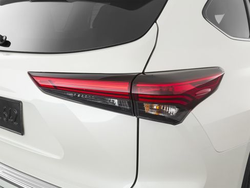 Used 2021 Toyota Highlander L FWD image 54