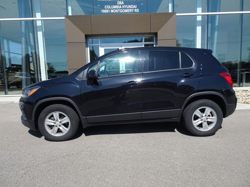 Used 2021 Chevrolet Trax LS w/ Tint and Cruise Package AWD/4WD image 2