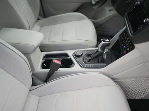 Certified 2022 Volkswagen Tiguan SEL R-Line image 18