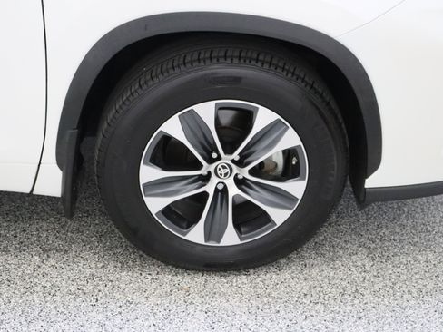 Certified 2021 Toyota Highlander XLE image 5