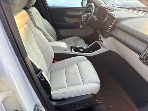 Used 2024 Volvo XC40 B5 Plus w/ Protection Package Premier AWD/4WD image 4