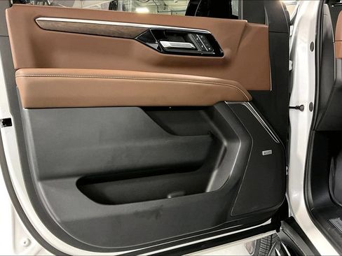 Used 2025 Chevrolet Tahoe High Country AWD/4WD image 21