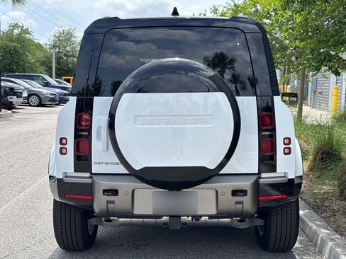 Used 2025 Land Rover Defender 110 X-Dynamic SE image 3