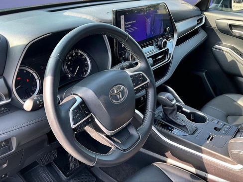 Used 2023 Toyota Highlander XLE FWD image 17