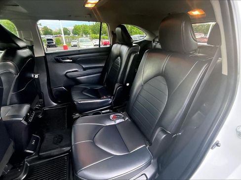 Used 2023 Toyota Highlander XLE AWD/4WD image 25