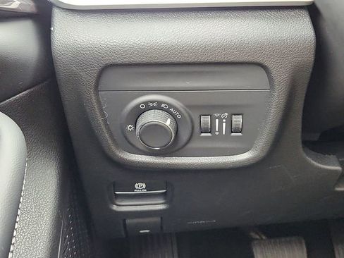 Used 2023 Jeep Grand Cherokee Laredo AWD/4WD image 25