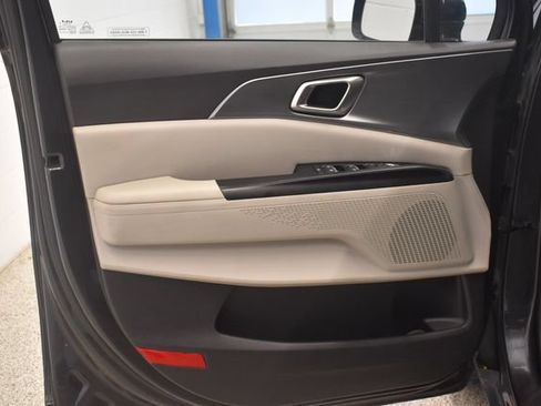 Used 2024 Kia Carnival LX FWD image 16