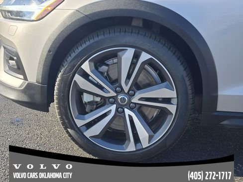Certified 2025 Volvo V60 B5 Cross Country Plus image 11