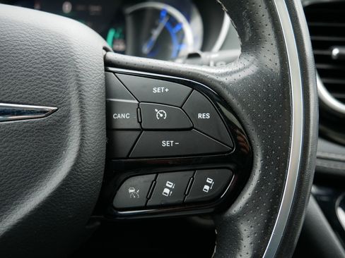 Used 2020 Chrysler Pacifica Limited w/ Advanced Safetytec Group FWD image 29