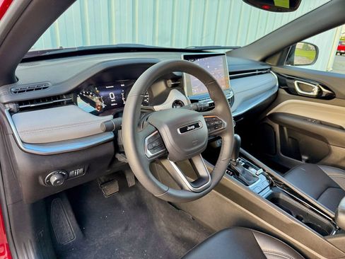 Used 2025 Jeep Compass Limited AWD/4WD image 10