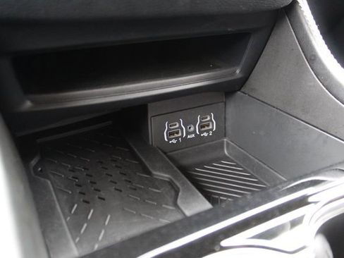 Used 2025 Chrysler Pacifica Limited image 22