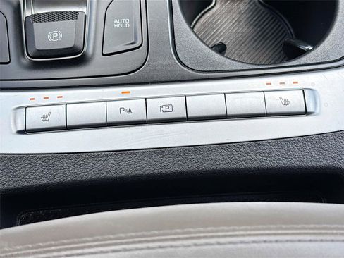 Used 2025 Kia Carnival FWD image 21