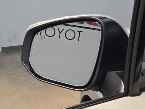 Used 2024 Toyota Sienna Platinum FWD image 22