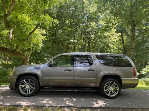 Used 2014 Cadillac Escalade ESV Premium AWD/4WD image 3