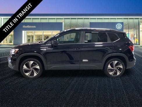 Used 2024 Volkswagen Taos SE AWD/4WD image 2