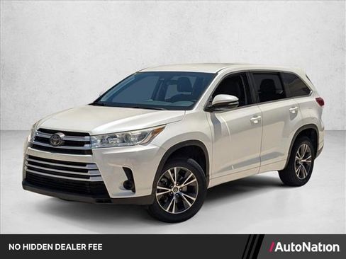 Used 2018 Toyota Highlander LE FWD image 1