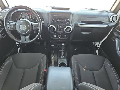 Used 2017 Jeep Wrangler Unlimited Sahara w/ Connectivity Group AWD/4WD image 9