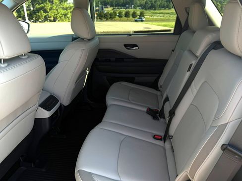 Used 2025 Nissan Pathfinder SL FWD image 24