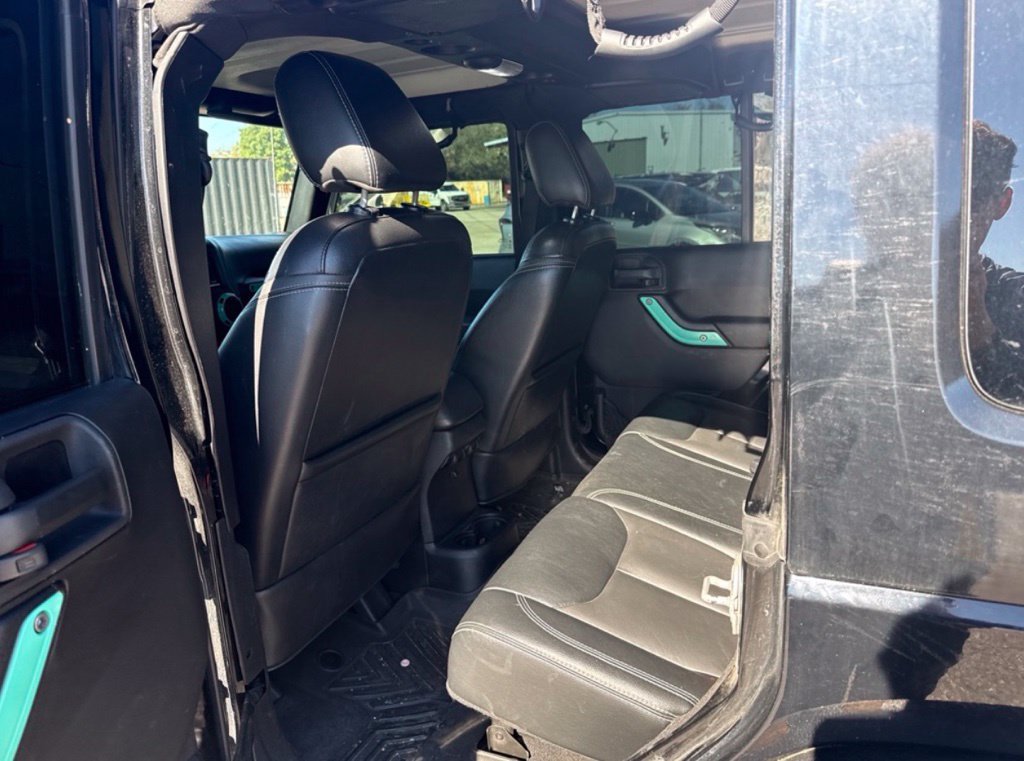 Used 2015 Jeep Wrangler Unlimited Rubicon w/ Connectivity Group AWD/4WD image 11
