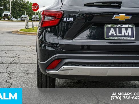 Used 2025 Chevrolet Trax LT w/ LT Convenience Package FWD image 17