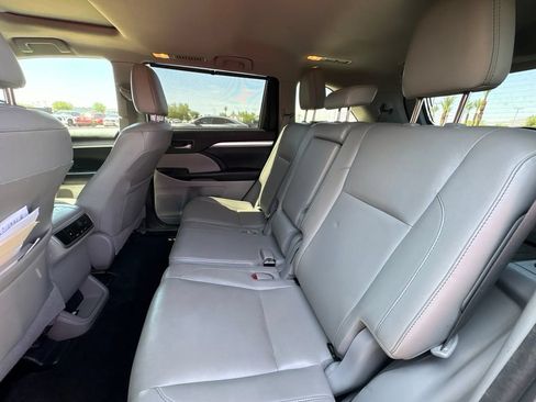 Used 2018 Toyota Highlander XLE FWD image 9