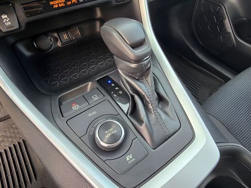 Used 2021 Toyota RAV4 LE image 18