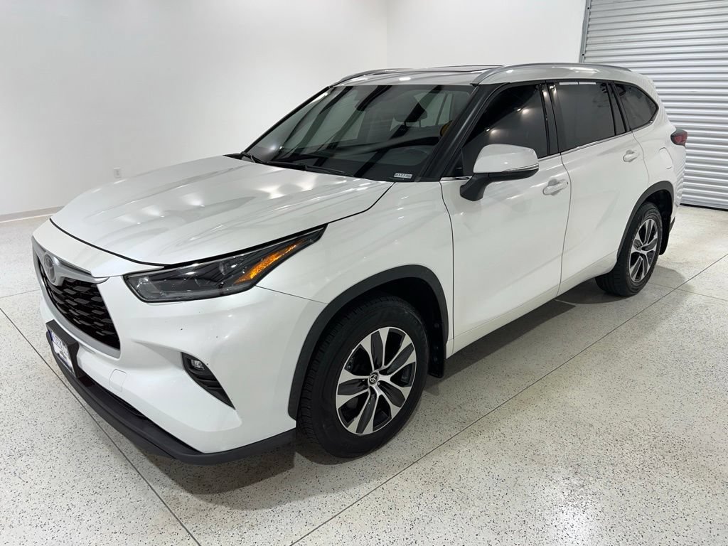 Used 2021 Toyota Highlander XLE AWD/4WD image 1