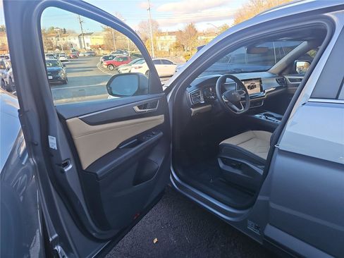 Certified 2024 Volkswagen Atlas Cross Sport SE image 12