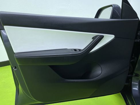 Used 2021 Tesla Model Y Long Range image 16