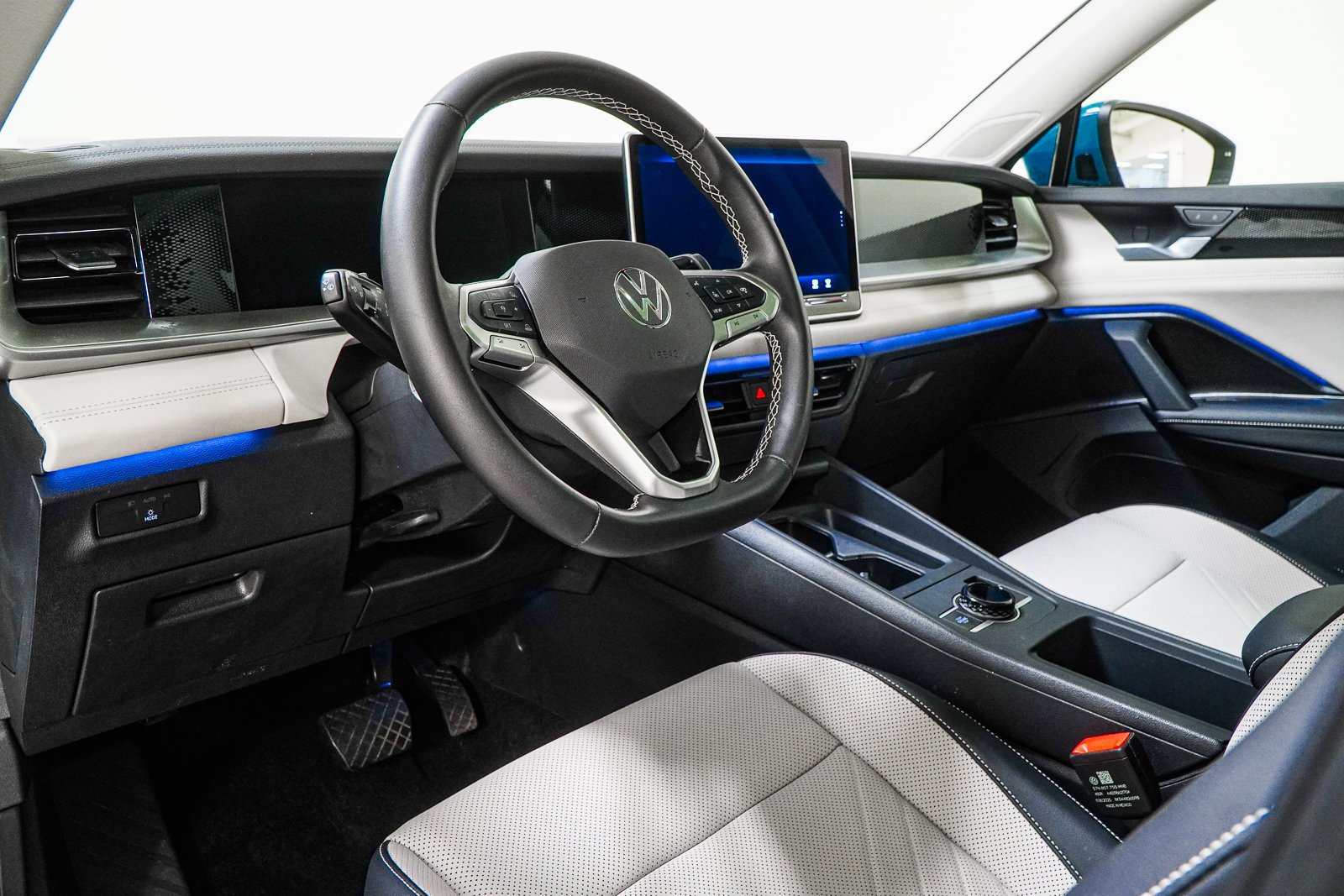 Used 2025 Volkswagen Tiguan SE AWD/4WD image 21