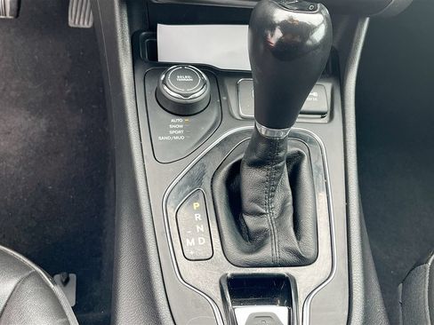 Used 2019 Jeep Cherokee Latitude Plus AWD/4WD image 17