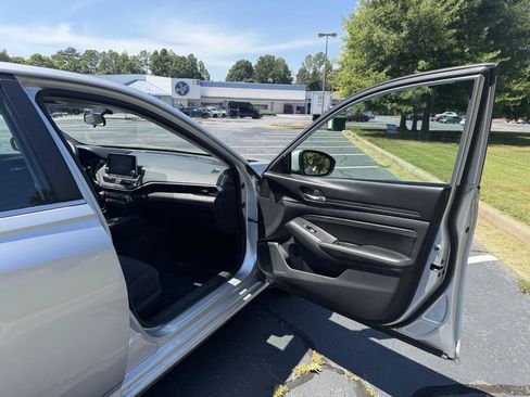Used 2019 Nissan Altima 2.5 S FWD image 16