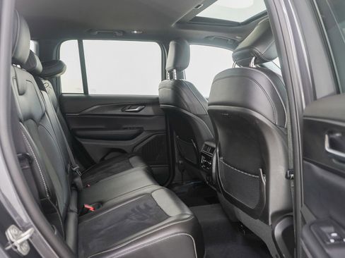 Used 2024 Jeep Grand Cherokee Altitude image 12