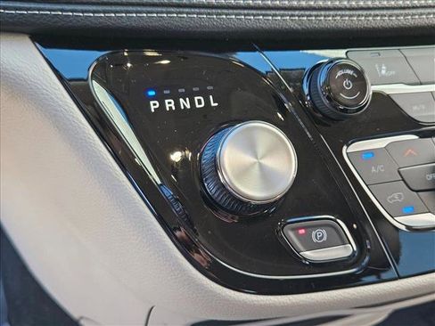 Used 2024 Chrysler Pacifica Select image 12