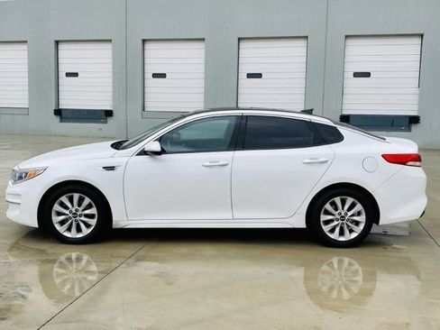 Used 2017 Kia Optima EX w/ Premium Package image 8