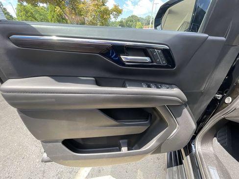 Certified 2025 Chevrolet Suburban LT RWD image 22