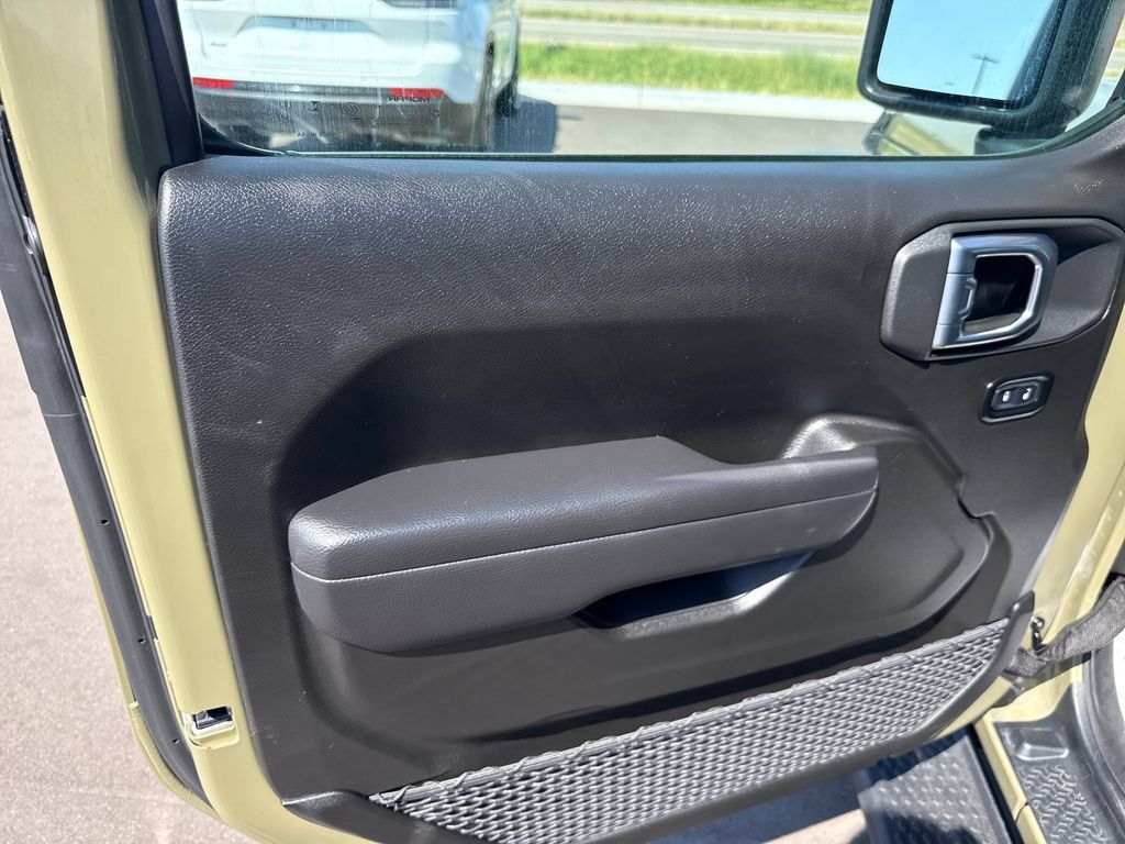 Used 2025 Jeep Wrangler Sport AWD/4WD image 10