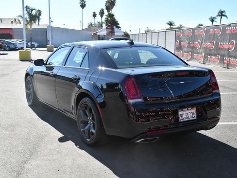 Used 2022 Chrysler 300 Touring w/ Sport Appearance Package image 6