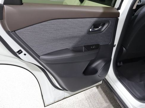 Used 2023 Nissan Rogue SV AWD/4WD image 18