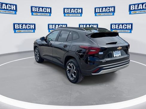 Used 2025 Chevrolet Trax LT FWD image 6