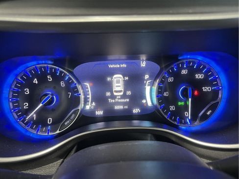 Used 2024 Chrysler Pacifica Touring-L FWD image 9