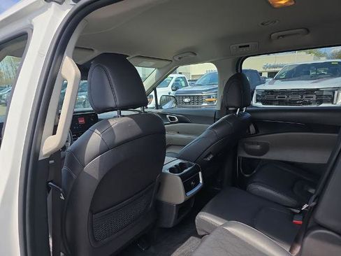 Used 2025 Kia Carnival FWD image 17