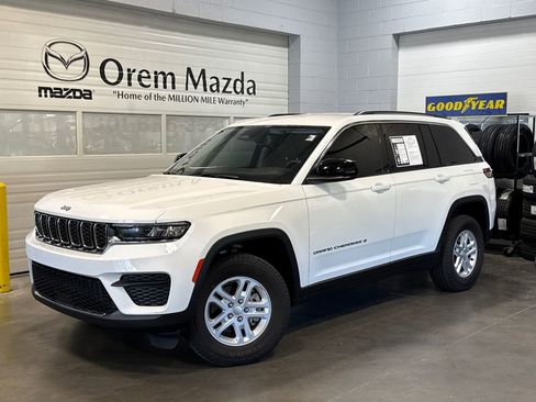 Used 2023 Jeep Grand Cherokee Laredo AWD/4WD image 1